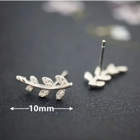 The Mini Leaf dainty stud earrings in cubic zirconia and 925 - Picture 5 of 10